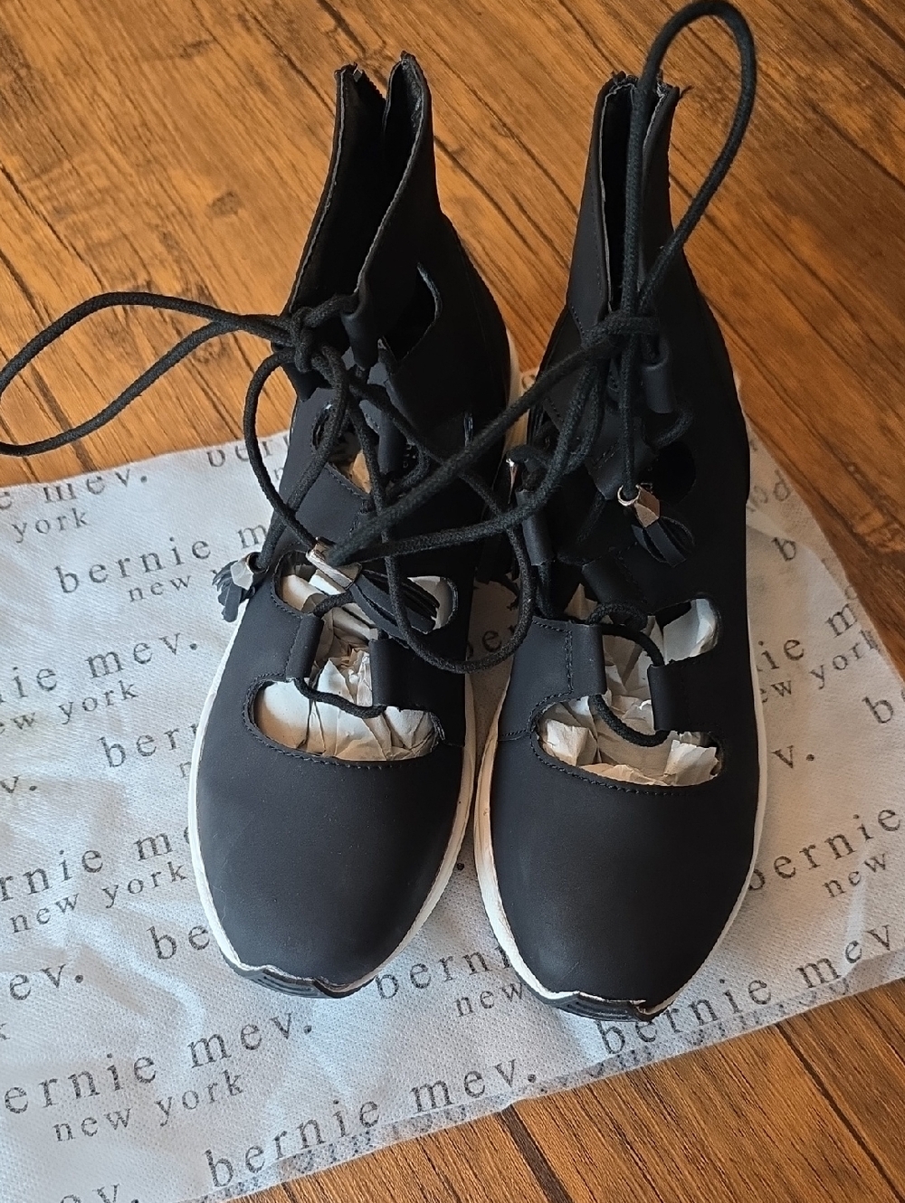 bernie mev. NWOT Lace-Up Black Women’s Fashion Sneakers